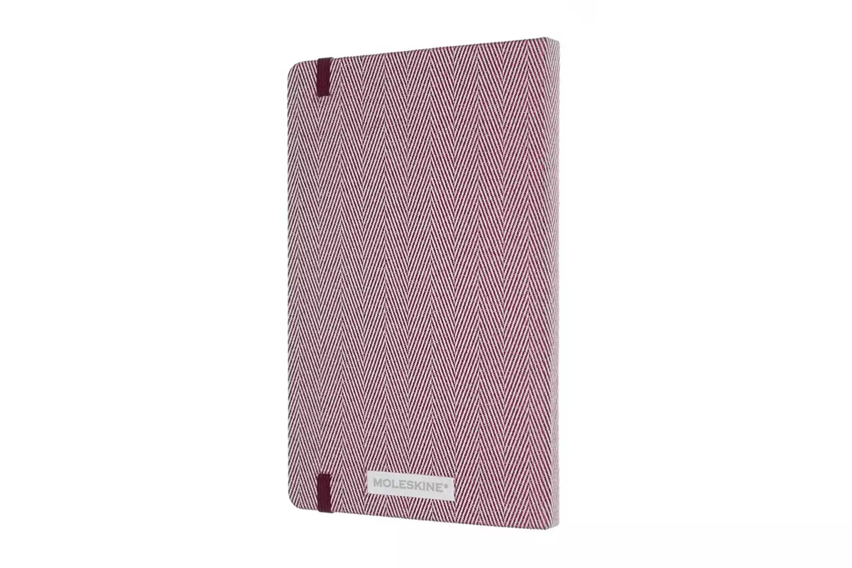 Een Moleskine Blend Collection Notebook Dotted Hardcover Large Harringbone Purple koop je bij Moleskine.nl