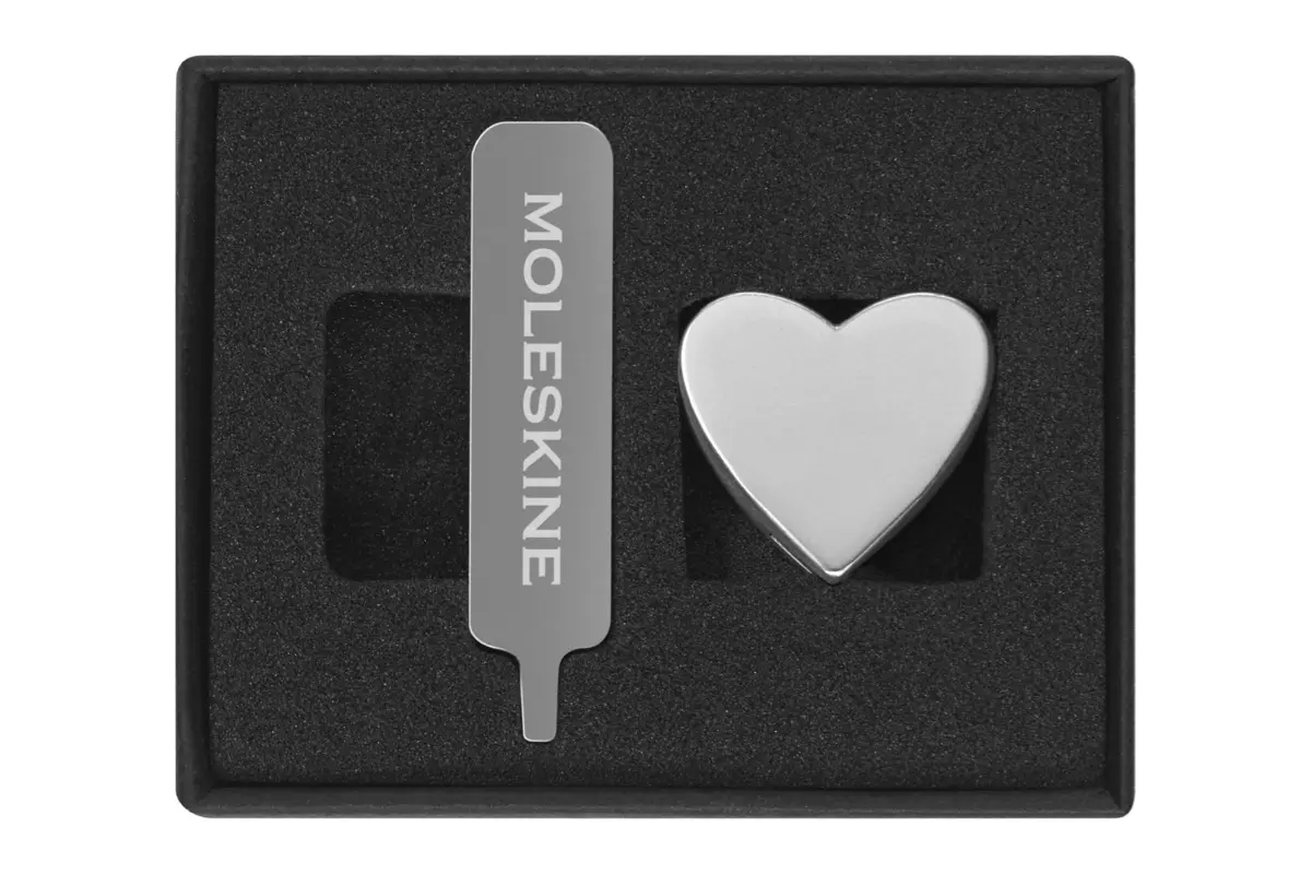 Een Moleskine Pin Heart Silver koop je bij Moleskine.nl
