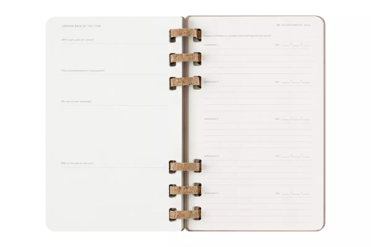 Een Moleskine 2025 12M Weekly/Monthly Life Spiral Planner Hardcover Large Crush Almond koop je bij Moleskine.nl